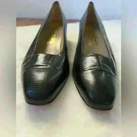 Vintage Salvatore Ferragamo Black Leather pumps - Picture 6 of 7